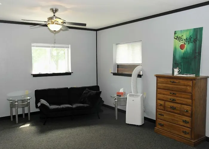Becker\'S Private Studio 2 Queen Beds, 1 Futon With A Great Back Yard!
