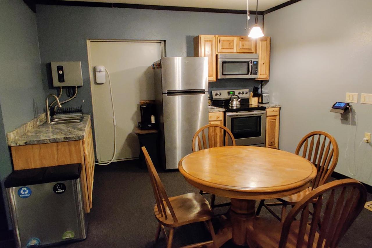Becker's Private 2 Queen Beds, 1 Futon With A Great Back Yard! Auburn