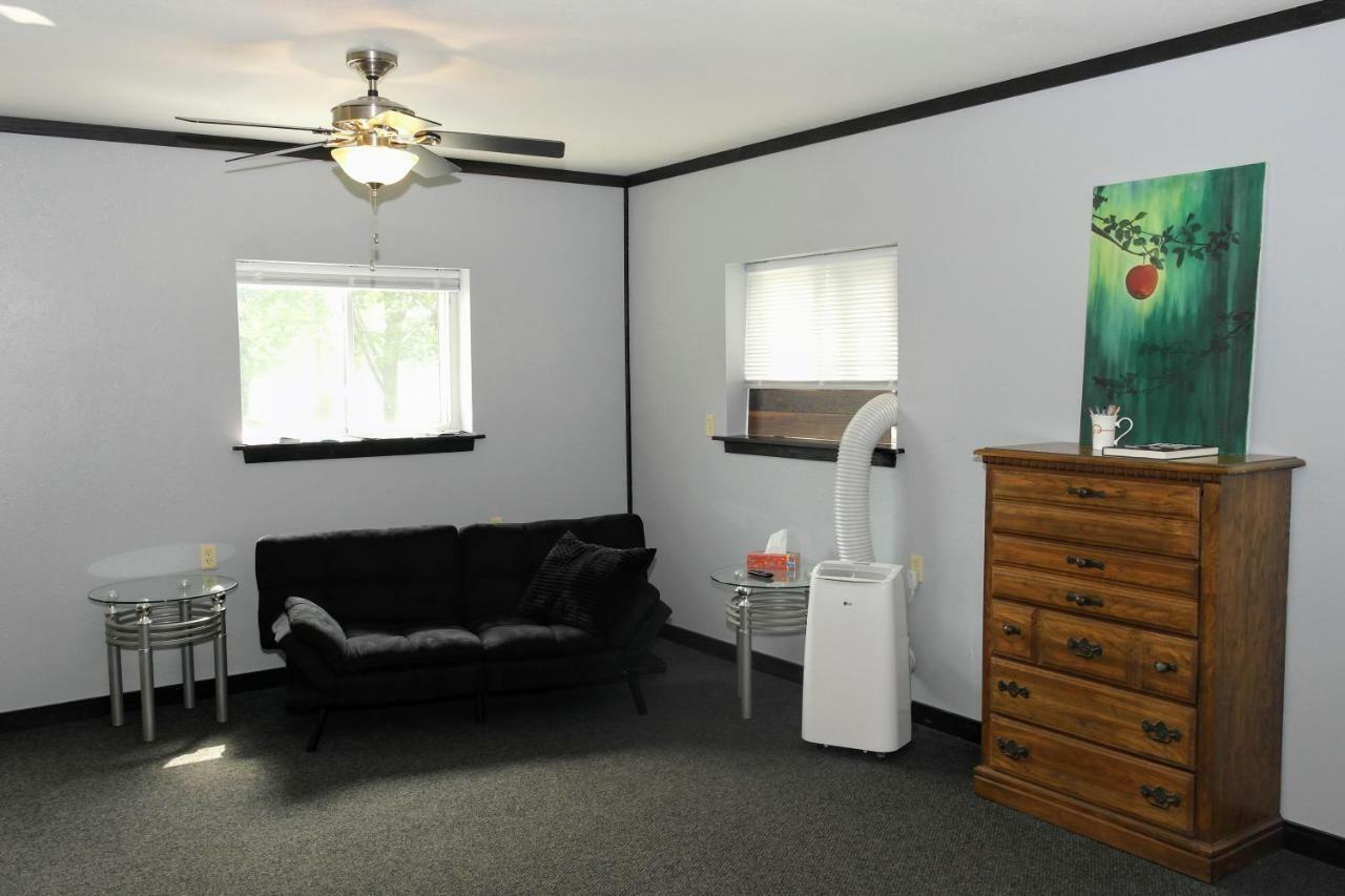 Becker's Private 2 Queen Beds, 1 Futon With A Great Back Yard! *